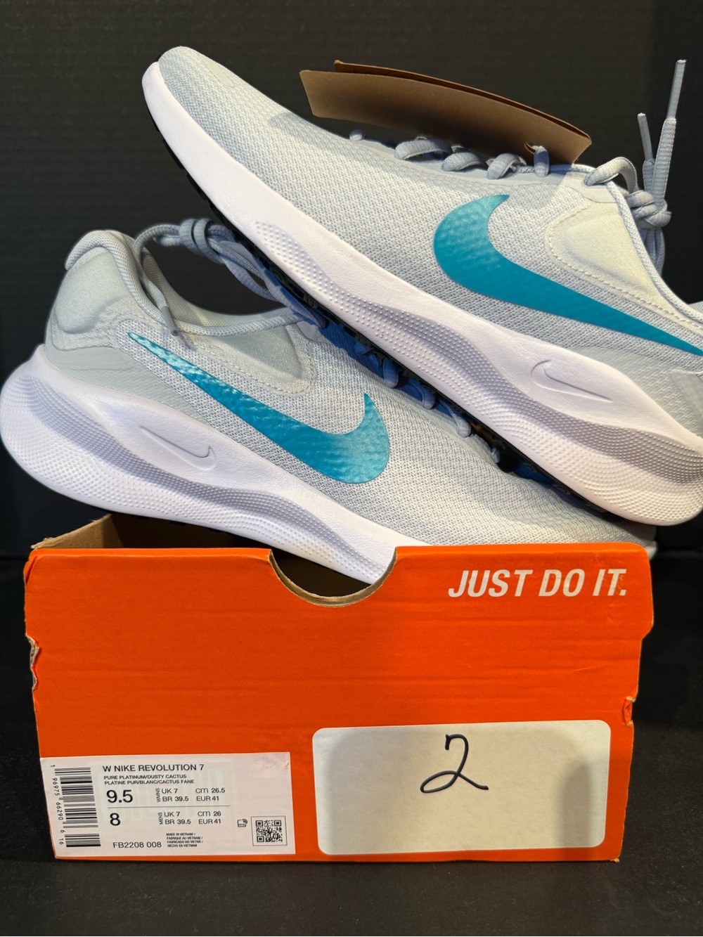 Nike Women’s Revolution 7 size 9.5W